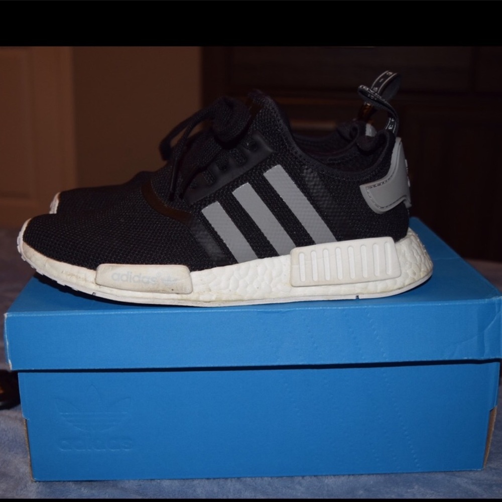 BLACK ADIDAS NMD